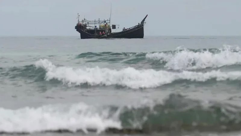 সমুদ্রে নৌকাডুবি: চার রোহিঙ্গার মৃতদেহ উদ্ধার, বিজিবির সদস্যসহ নিখোঁজ বহু